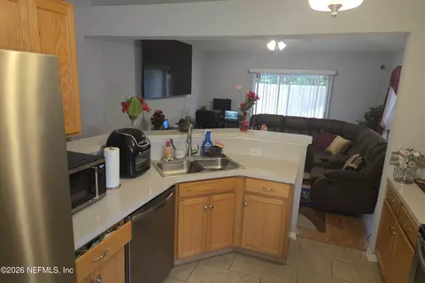 Kitchen - 1663 E Jayhawk Ln E, Jacksonville, FL 32221 photo 3 of 4
