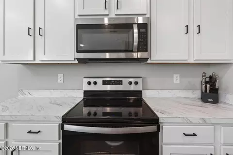 Kitchen - 75588 Bridgewater Dr, Yulee, FL 32097 photo 4 of 4