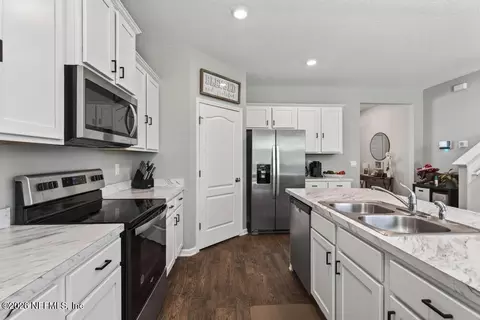 Kitchen - 75588 Bridgewater Dr, Yulee, FL 32097 photo 3 of 4