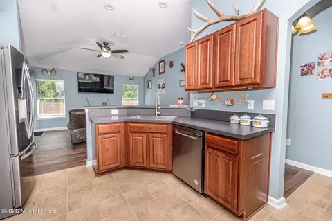Kitchen - 431 Thomas Ct, Macclenny, FL 32063 photo 3 of 6