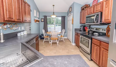 Kitchen - 431 Thomas Ct, Macclenny, FL 32063 photo 5 of 6