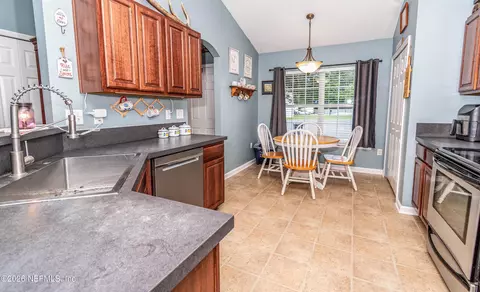Kitchen - 431 Thomas Ct, Macclenny, FL 32063 photo 6 of 6