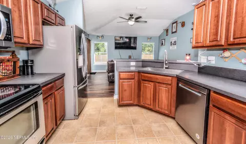Kitchen - 431 Thomas Ct, Macclenny, FL 32063 photo 2 of 6