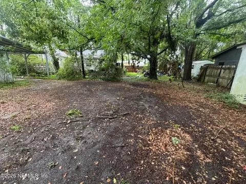 Exterior - 634 N Cherry St, Starke, FL 32091 photo 3 of 9
