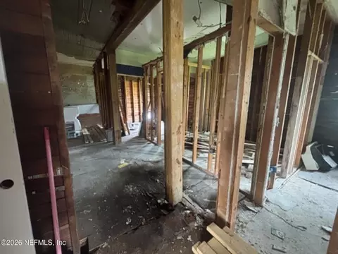 Entry Way - 634 N Cherry St, Starke, FL 32091 photo 7 of 10