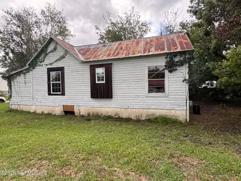 Exterior - 634 N Cherry St, Starke, FL 32091 photo 4 of 9