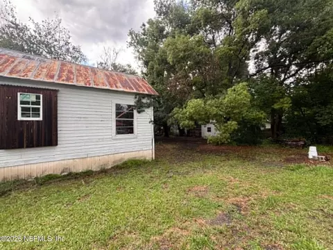 Exterior - 634 N Cherry St, Starke, FL 32091 photo 5 of 9