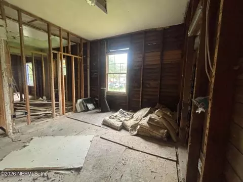 Entry Way - 634 N Cherry St, Starke, FL 32091 photo 8 of 10