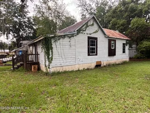Exterior - 634 N Cherry St, Starke, FL 32091 photo 2 of 9