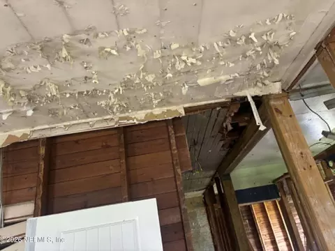 Entry Way - 634 N Cherry St, Starke, FL 32091 photo 6 of 10