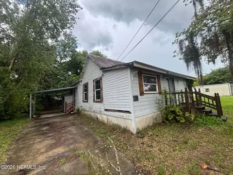 Exterior - 634 N Cherry St, Starke, FL 32091 photo 7 of 9