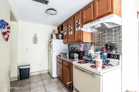 Kitchen - 45097 Fourth Ave, Callahan, FL 32011 photo 2 of 2