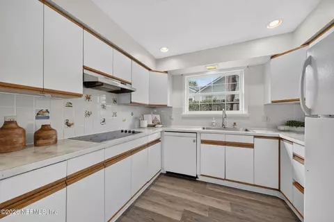 Kitchen - 18 Ocean Ave, Saint Augustine, FL 32084 photo 2 of 4