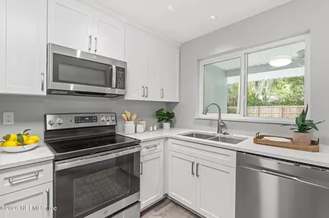 Kitchen - 62 Willow Dr, Saint Augustine, FL 32080 photo 2 of 4