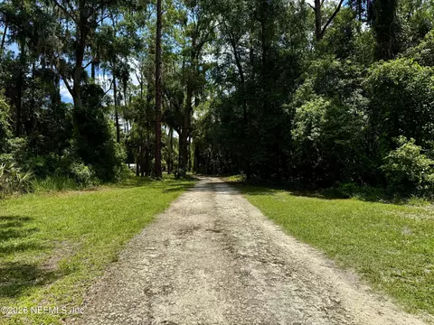 627 Walnut St, Welaka, FL 32193