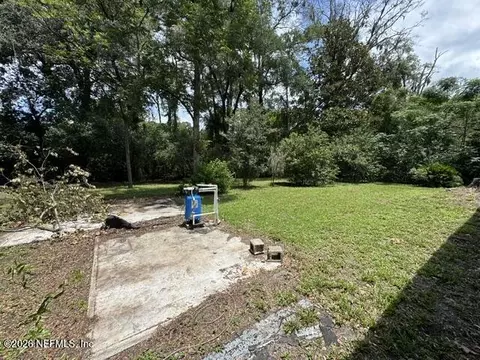 Exterior - 1019 Hillock Dr E, Jacksonville, FL 32221 photo 4 of 8