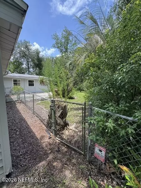 Exterior - 1019 Hillock Dr E, Jacksonville, FL 32221 photo 5 of 8