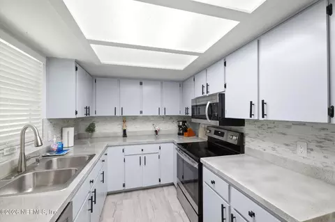 Kitchen - 8180 Anchor Point Dr, Weeki Wachee, FL 34607 photo 3 of 4
