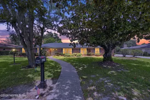 8677 San Servera Dr W, Jacksonville, FL 32217