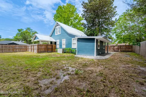 Exterior - 511 E Washington St, Starke, FL 32091 photo 8 of 11