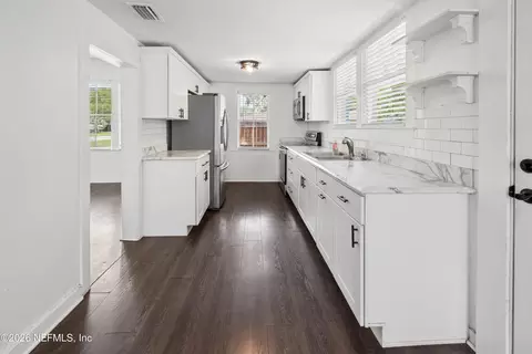 Entry Way - 511 E Washington St, Starke, FL 32091 photo 4 of 9