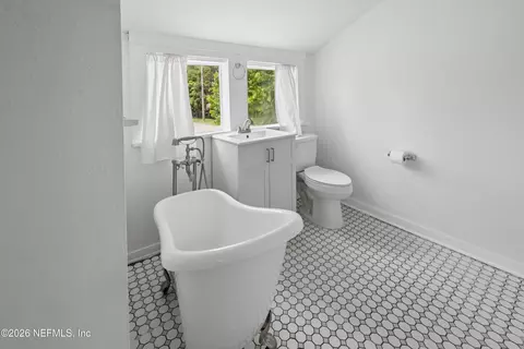 Bath - 511 E Washington St, Starke, FL 32091 photo 3 of 5