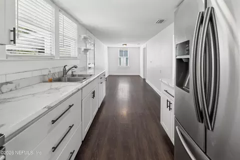 Entry Way - 511 E Washington St, Starke, FL 32091 photo 7 of 9