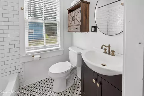 Bath - 511 E Washington St, Starke, FL 32091 photo 2 of 5