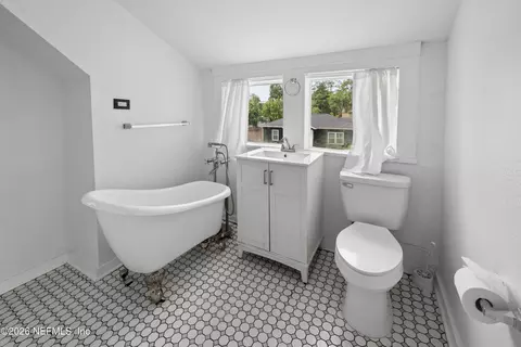 Bath - 511 E Washington St, Starke, FL 32091 photo 4 of 5