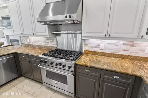 Kitchen - 649 Treehouse Cir, Saint Augustine, FL 32095 photo 6 of 10