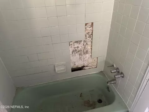Bath - 33 E 18th St, Jacksonville, FL 32206 photo 1 of 2