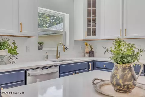 Kitchen - 749 Mandarin Ter, Saint Augustine, FL 32092 photo 8 of 9