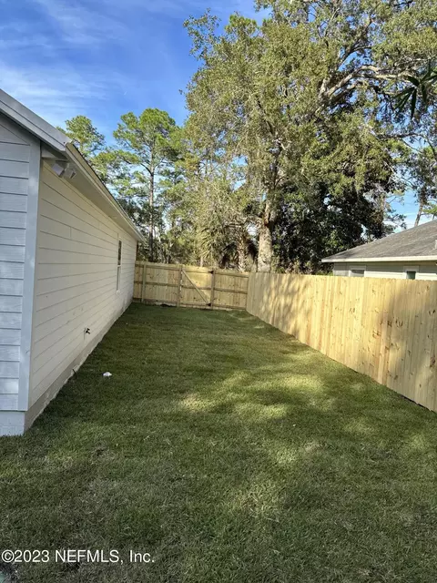 Exterior - 887 E Aiken St, Saint Augustine, FL 32084 photo 4 of 7