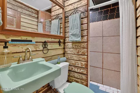 Bath - 31 Sanford St, Saint Augustine, FL 32084 photo 2 of 5