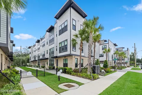 1611 Piazza Pl, Jacksonville, FL 32207