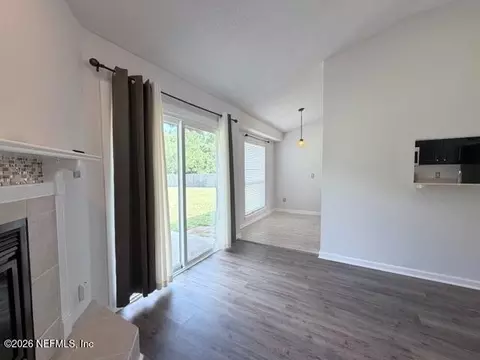 Living - 861653 Worthington Dr, Yulee, FL 32097 photo 6 of 9