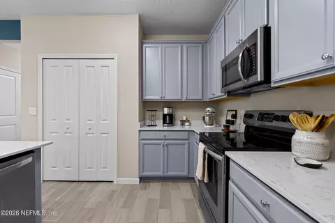 Kitchen - 194 Longtail Dr, Saint Augustine, FL 32092 photo 7 of 10