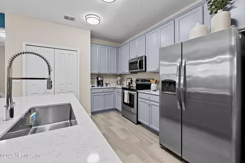 Kitchen - 194 Longtail Dr, Saint Augustine, FL 32092 photo 6 of 10