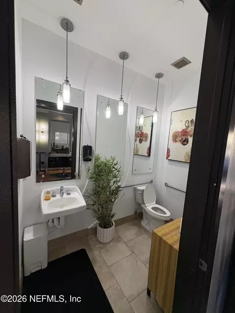 Bath - 585 Market St, Saint Augustine, FL 32095 photo 1 of 2