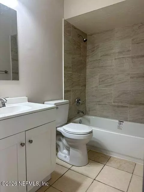 Bath - 2947 Bayshore Dr E, Jacksonville, FL 32233 photo 1 of 1