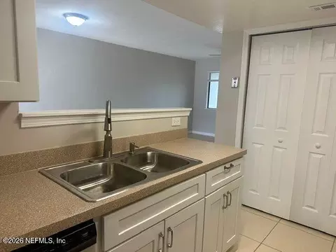 Kitchen - 2947 Bayshore Dr E, Jacksonville, FL 32233 photo 3 of 4
