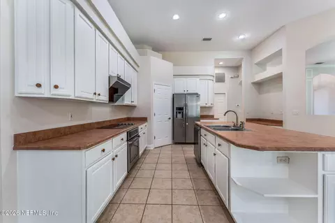Kitchen - 725 Corrigan Dr, Saint Augustine, FL 32092 photo 4 of 5