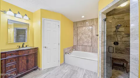 Bath - 1230 Summit Oaks Dr E, Jacksonville, FL 32221 photo 5 of 9