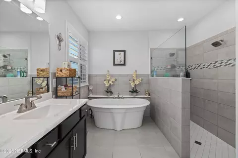 Bath - 123 Thatcham Dr, Saint Augustine, FL 32092 photo 2 of 5