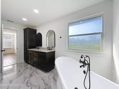 Bath - 14217 Camelot Pl, Macclenny, FL 32063 photo 6 of 8