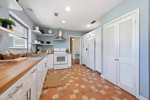 Kitchen - 49 Sylvan Dr, Saint Augustine, FL 32084 photo 3 of 4