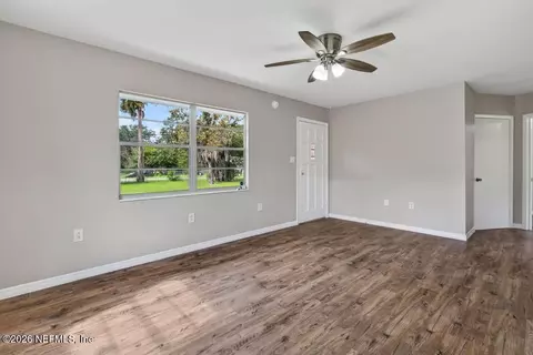 Living - 344 5th Way, Interlachen, FL 32148 photo 6 of 8