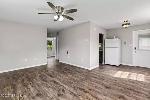 Living - 344 5th Way, Interlachen, FL 32148 photo 7 of 8