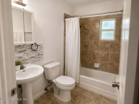 Bath - 423 Holiday Dr, Interlachen, FL 32148 photo 1 of 1