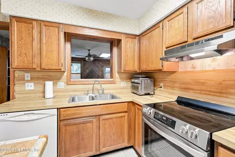 Kitchen - 309 Devonshire Ln, Orange Park, FL 32073 photo 2 of 3
